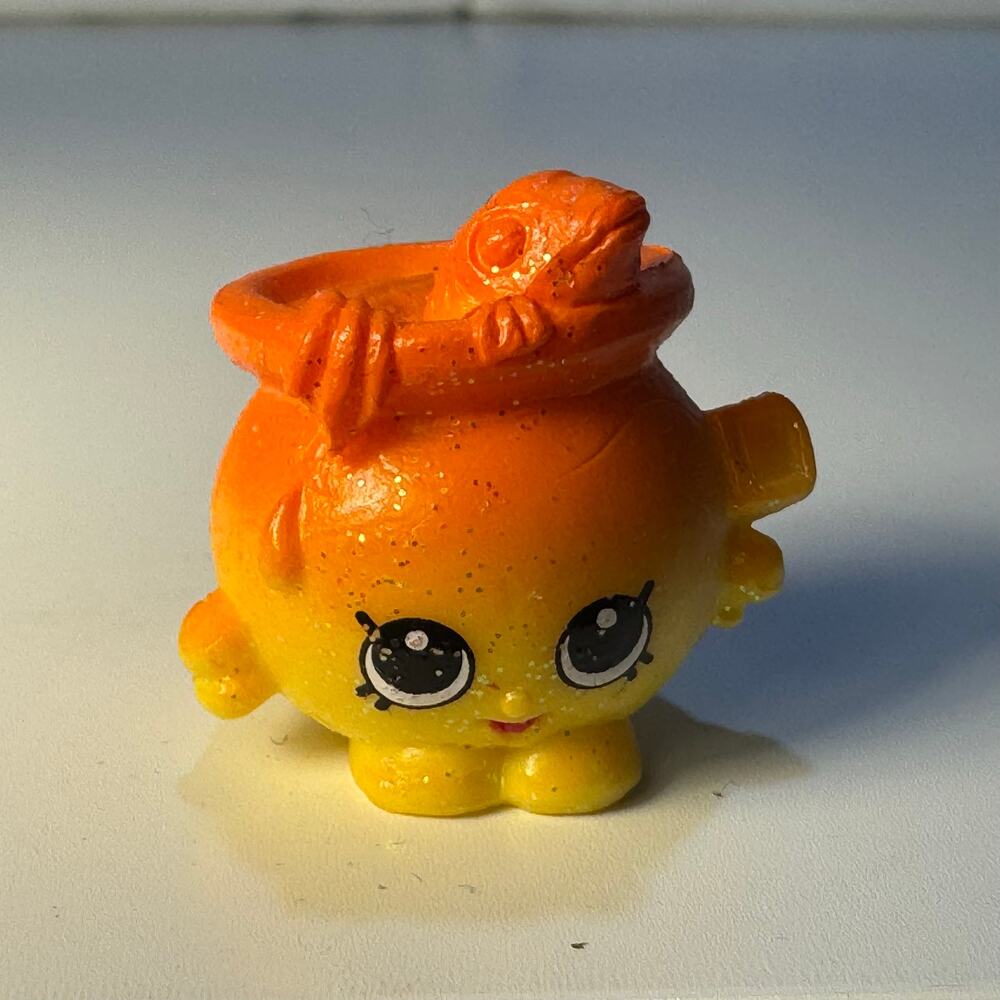 Shopkins Figurine Goldie Fishbowl Season Four Ultra Rare Glitter Pet Shop